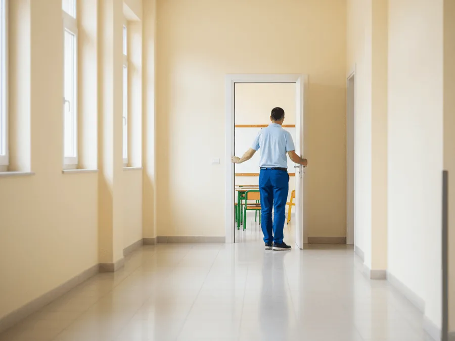 Il corridoio di un istituto scolastico con le aule affacciate.